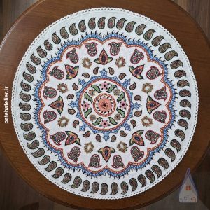 رومیزی گرد پته دوزی کرمان با نخ گیاهی و شال پشمی